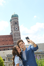 Selfie vor dem Münchner Dom: Karol Sevilla („Luna“) und Ruggero Pasquarelli („Matteo“) (©Foto: Martin Schmitz)